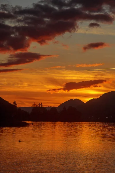 Vertikalt Solnedgangsveggpapir Oransje Skyet Himmel Den Rolige Innsjøen Omgitt Fjell – stockfoto