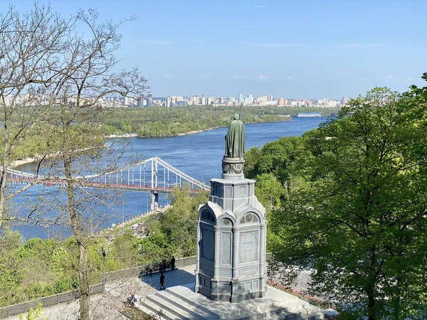 Kyiv Ukraine 2021年5月11日 キエフ火山の聖ウラジーミル記念碑 ウクライナ キエフのドニプロ川を望む風景 2021年5月11日 — ストック写真