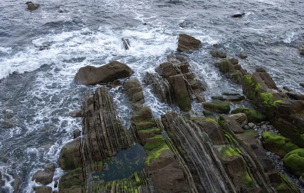 Θαλασσινά Κύματα Που Πέφτουν Βρύα Βράχια — Φωτογραφία Αρχείου