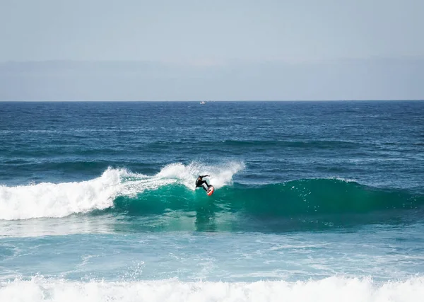 Joven Surfeando Las Olas Del Mar Portugal —  Fotos de Stock