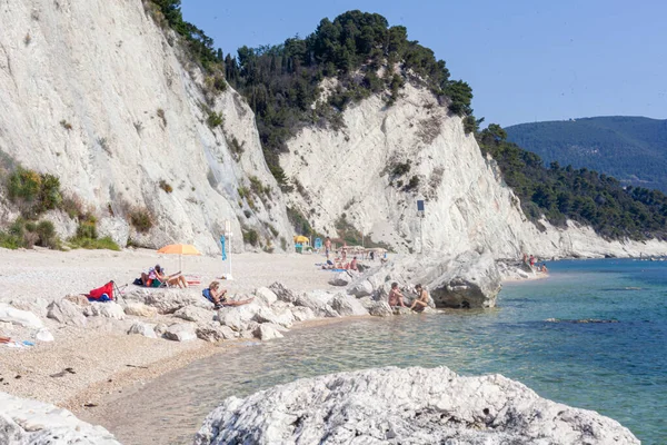 Numana Italië Jun 2021 Italiaanse Lokale Toerist Families Senioren Geniet — Stockfoto