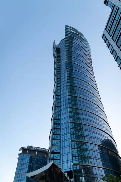 ポーランドのワルシャワ 2021年6月22日 ポーランドのワルシャワ 2021年6月6日 オフィスビルワルシャワビジネス地区のスピア 首都で最も高い建物の一つ — ストック写真