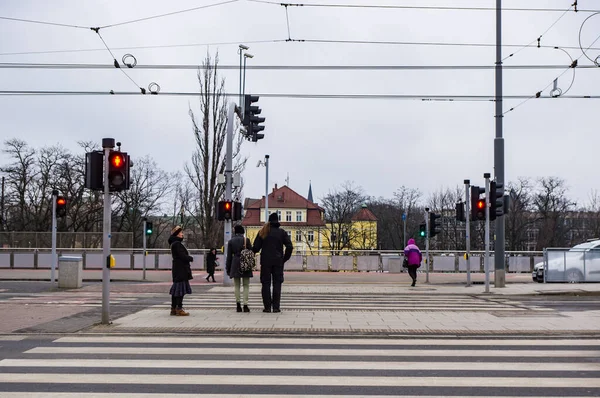 Poznan Polonia Enero 2018 Personas Esperando Frente Cruce Cebra Con — Foto de Stock