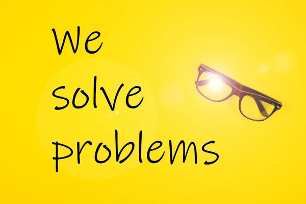 Una Vista Superior Fondo Amarillo Con Texto Gafas Resolvemos Problemas —  Fotos de Stock