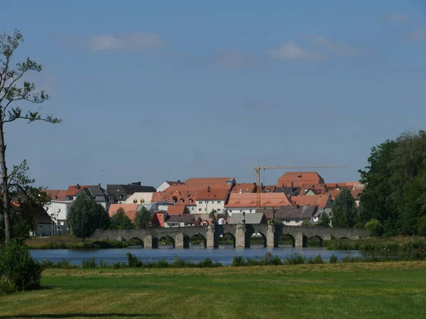 Krásný Výhled Řeku Obklopenou Domy Poli Slunečného Dne — Stock fotografie