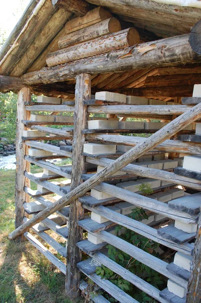 Zbliżenie Strzał Suszenia Cegieł Gliny Tradycyjny Stojak — Zdjęcie stockowe