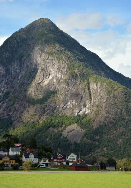 Вертикальний Знімок Житлового Району Тіні Гір Фяерланд Норвегія — стокове фото