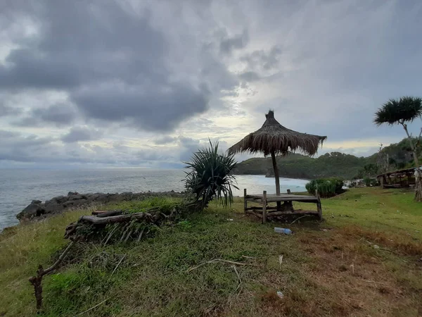 Зонтик Сидячее Место Бамбука Зеленом Заросшем Горном Плато Видом Пляж — стоковое фото