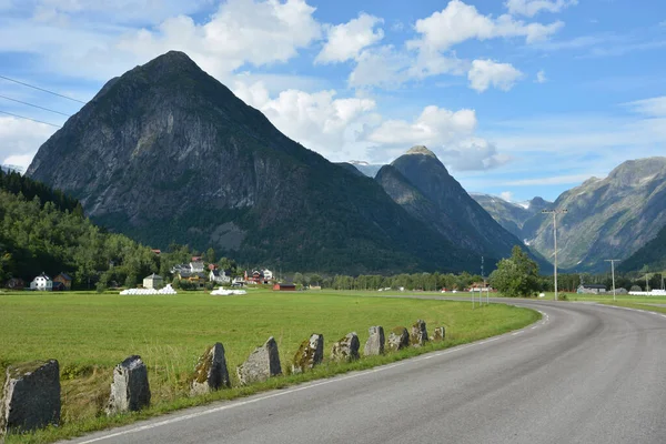 Beau Plan Une Route Travers Les Montagnes Fjaerland Norvège — Photo