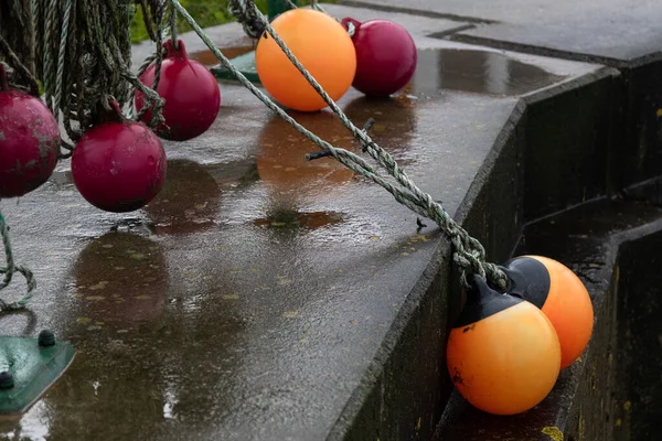 Boyas Redondas Marcador Naranja Rojo Oscuro Varios Tamaños Cuelgan Las — Foto de Stock