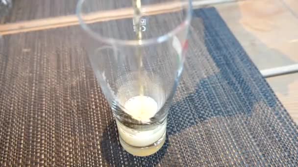 Une Vidéo Bière Coulant Sur Grand Verre Transparent Dans Bar — Video