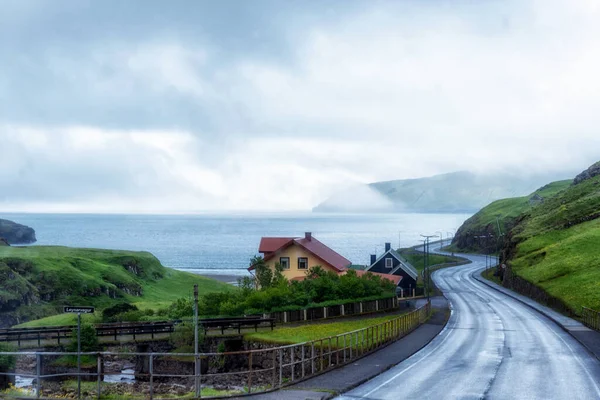 Uma Vista Panorâmica Uma Estrada Asfalto Para Ilhas Faroé Fundo — Fotografia de Stock
