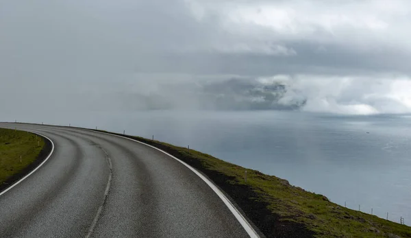 Una Vista Panorámica Camino Asfaltado Las Islas Feroe Sobre Fondo —  Fotos de Stock