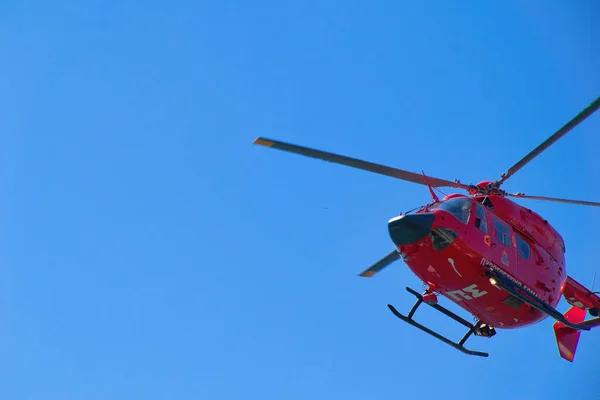 Helicóptero Rojo Pequeño Vuelo Bajo Preparándose Para Aterrizar — Foto de Stock