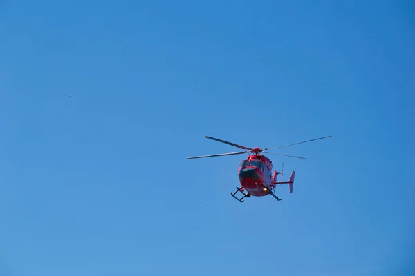 Pequeno Helicóptero Vermelho Voo Baixo Preparando Para Aterrar — Fotografia de Stock
