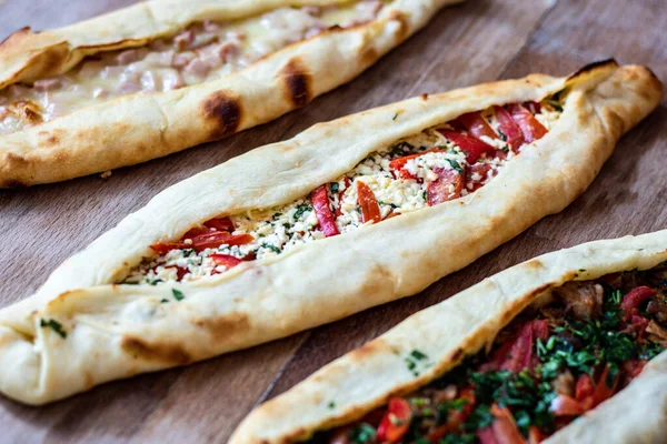 Primo Piano Deliziose Tasche Focaccia Con Ripieni Diversi — Foto Stock