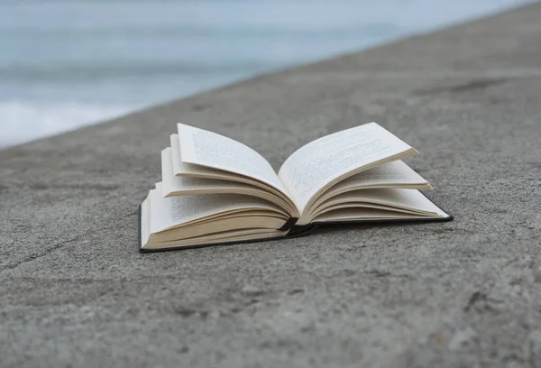 Livro Aberto Chão Com Céu Nublado Mar Fundo — Fotografia de Stock