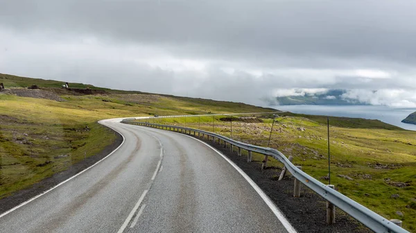 Uma Vista Panorâmica Uma Estrada Asfalto Para Ilhas Faroé Fundo — Fotografia de Stock