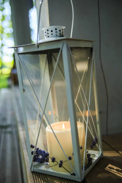 ローソクが灯るガラス灯の垂直クローズアップショット — ストック写真