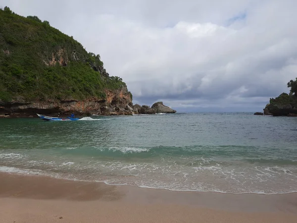 Lagoa Vista Praia Areia Para Mar Ladeado Duas Colinas Verdes — Fotografia de Stock