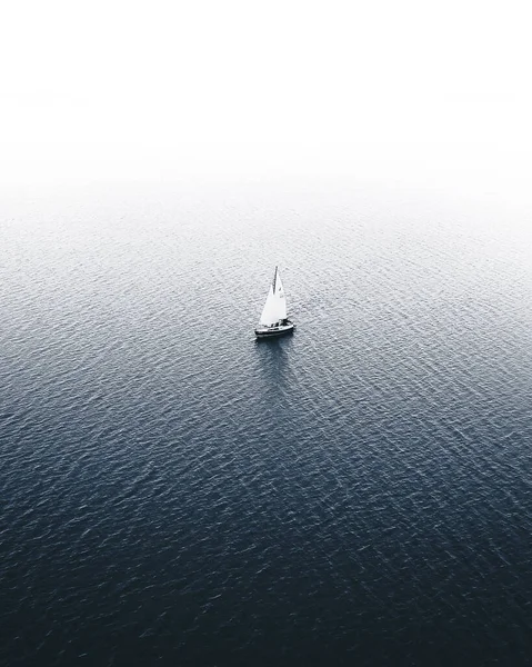 Eine Vertikale Aufnahme Eines Segelbootes Isoliert Ruhigen Ozean — Stockfoto