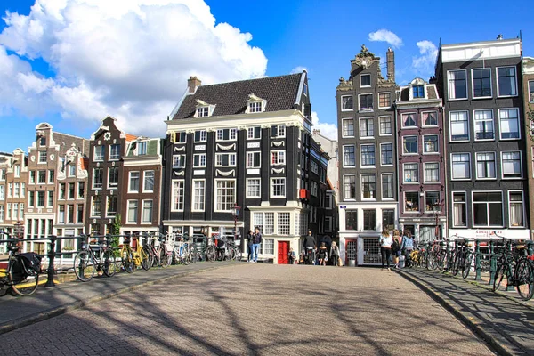 Staré Domy Amsterdamu Blízkosti Kanálů Mostů — Stock fotografie