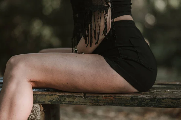 Primo Piano Gambe Femminili Sexy Sedute Una Panchina Legno — Foto Stock