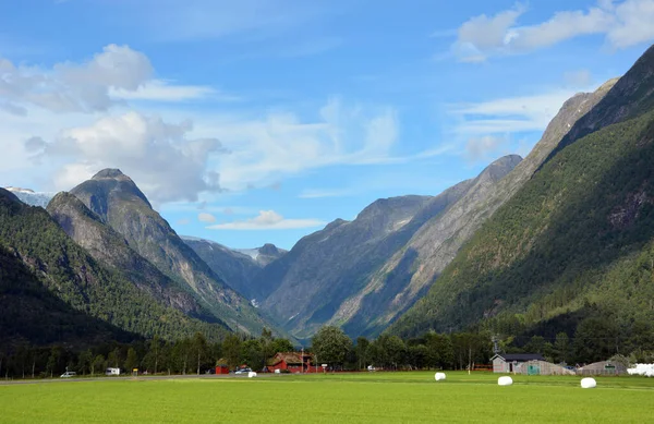 Een Prachtig Shot Van Bergen Van Fjaerland Noorwegen — Stockfoto