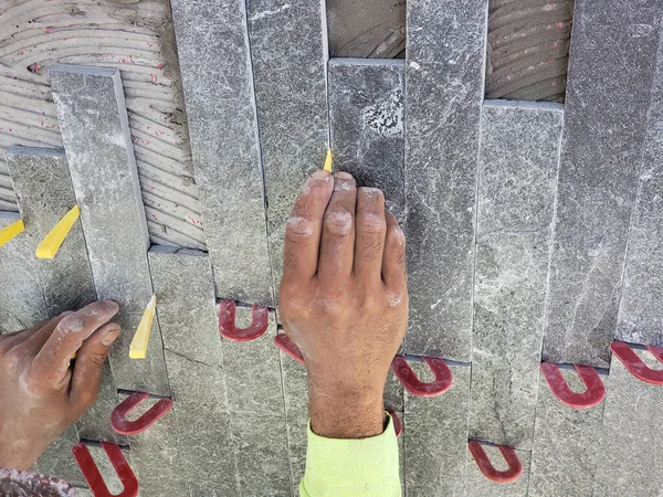 Sebuah Tangan Bekerja Pada Shims Berwarna Warni Untuk Instalasi Ubin — Stok Foto