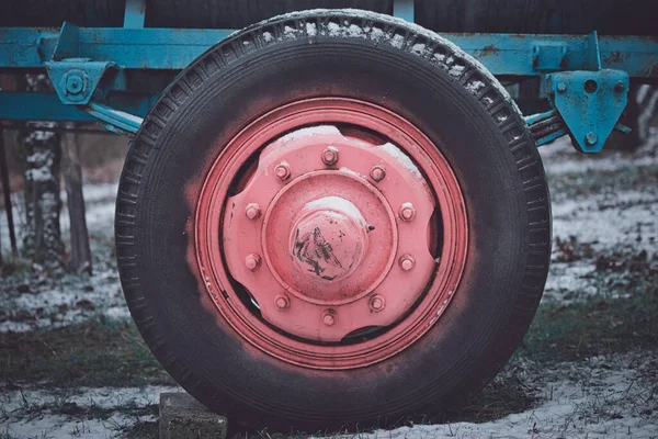 Śnieżna Opona Czerwoną Obręczą Ciężarówce — Zdjęcie stockowe