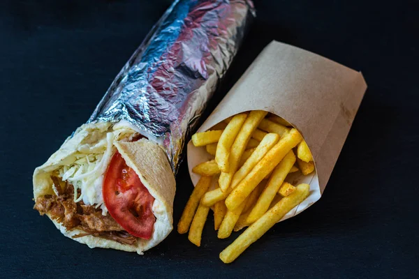 Delicioso Durum Envuelto Papel Aluminio Con Papas Fritas — Foto de Stock