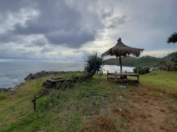 Una Sombrilla Lugar Sentado Bambú Meseta Verde Cubierta Roca Con — Foto de Stock