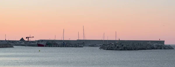 Güzel Bir Günbatımı Gökyüzünün Altında Sahilin Panoramik Bir Görüntüsü — Stok fotoğraf