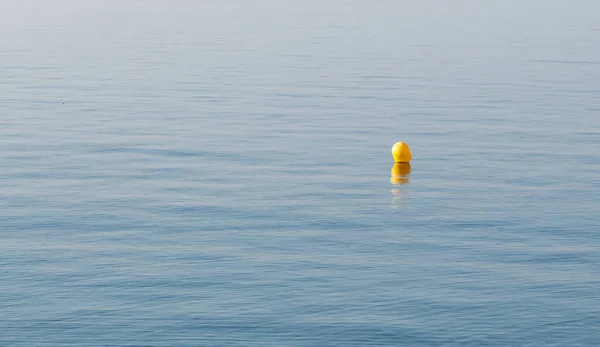 Une Boule Flotteur Jaune Sur Eau Pour Papier Peint Fond — Photo