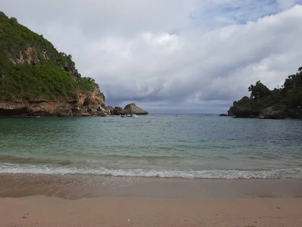 Lagoa Vista Praia Areia Para Mar Ladeado Duas Colinas Verdes — Fotografia de Stock