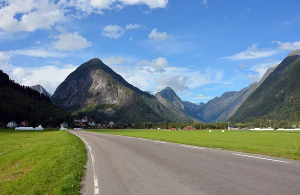 노르웨이의 페예르 산맥을 가로지르는 도로의 아름다운 — 스톡 사진