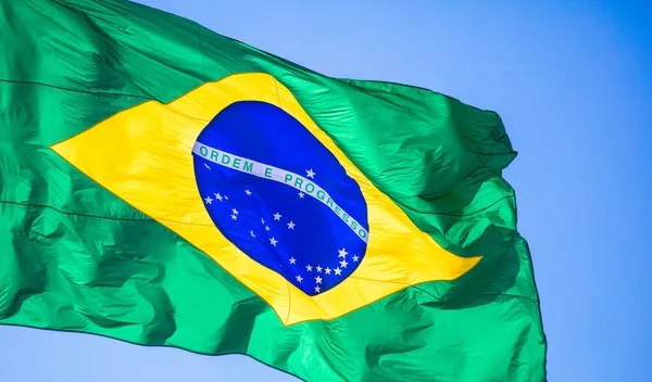 Bandera Brasil Ondeando Cielo Azul — Foto de Stock