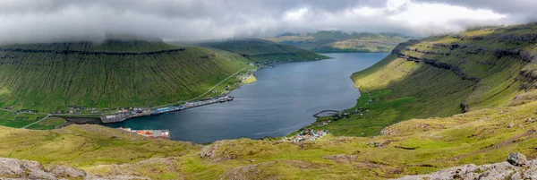 Uma Vista Panorâmica Lago Montanhas Nas Ilhas Faroé Envolto Nuvens — Fotografia de Stock