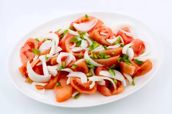Nahaufnahme Eines Frischen Salats Mit Tomaten Und Zwiebeln Auf Einem — Stockfoto