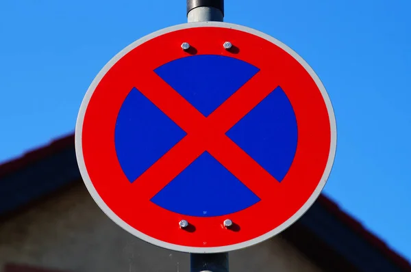 Teken Absolute Stopbeperking Kleurrijk Tegen Een Blauwe Lucht Duits Verkeersbord — Stockfoto