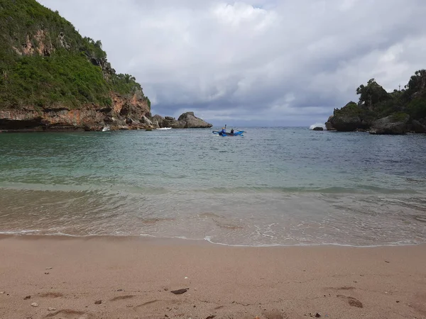 Lagoa Vista Praia Areia Para Mar Ladeado Duas Colinas Verdes — Fotografia de Stock