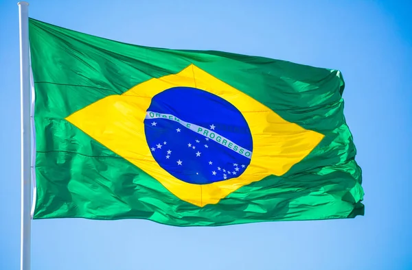 Bandiera Del Brasile Sventola Nel Vento Contro Cielo Blu — Foto Stock