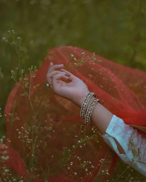 Pionowe Zbliżenie Miękkiej Kobiecej Dłoni Trzymającej Czerwony Szalik Polu — Zdjęcie stockowe