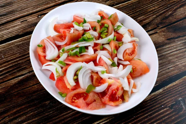 Tiro Close Uma Salada Fresca Com Tomates Cebolas Uma Chapa — Fotografia de Stock