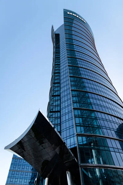 ポーランドのワルシャワ 2021年6月22日 ポーランドのワルシャワ 2021年6月6日 オフィスビルワルシャワビジネス地区のスピア 首都で最も高い建物の一つ — ストック写真