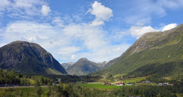 Eine Schöne Aufnahme Der Berge Von Fjaerland Norwegen — Stockfoto