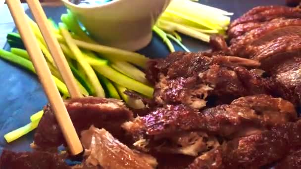 Eine Aufnahme Von Gebratener Ente Mit Gemüsespießen Einem Restaurant Der — Stockvideo