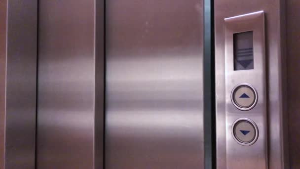 Тысячи Дверей Современного Лифта Открывающегося Швейцарии — стоковое видео