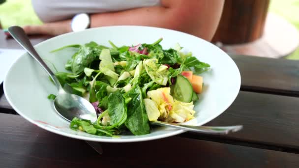 Ensalada Fresca Con Lechuga Cebolla Melón Plato Mesa — Vídeo de stock