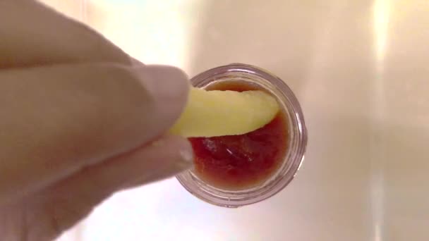 一个4K镜头 一个女人的手在番茄酱中蘸着薯条 — 图库视频影像